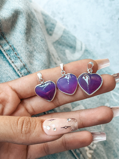 Dijes de ágata violeta en forma de corazón, con virola tamaño mini. 