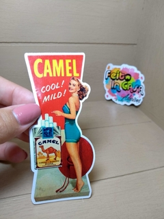 Adesivo Camel com Pinup