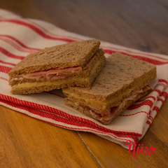 12 sandwiches triples de jamón crudo y queso en pan de miga con salvado - comprar online