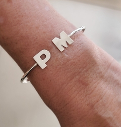 Pulsera rígida con inicial