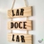 Woodecora - Placa Tripla Decorativa de madeira Pinus para Porta e Parede, com frase em Mdf Lar Doce Lar