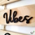 Woodecora - Placa Tripla Decorativa de madeira Pinus para Porta e Parede, com frase em Mdf Good Vibes Only