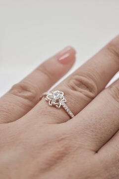 Anillo flor con cubic - comprar online