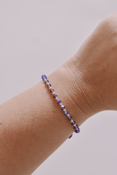 Pulsera con piedra violeta y dije en internet