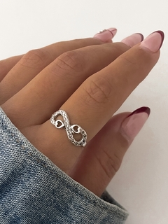 Anillo infinito con corazones en punta