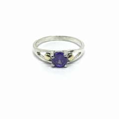 Anillo con piedra violeta