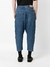 Calça jeans cropped com recorte contrastante na internet