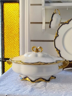 Guisera en Porcelana Francesa Limoges Haviland Cobalto y Oro (cachadura en el reverso de la tapa)