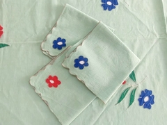 Mantel + 6 Servilletas de algodon con apliques florales en internet