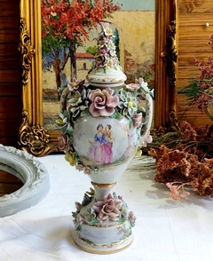 Potiche en Porcelana con flores en relieve estilo Capodimonte