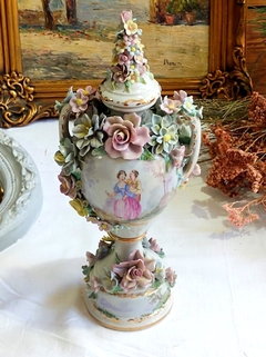 Potiche en Porcelana con flores en relieve estilo Capodimonte en internet