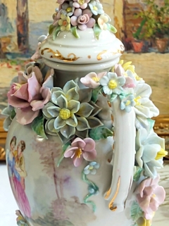 Potiche en Porcelana con flores en relieve estilo Capodimonte - tienda online
