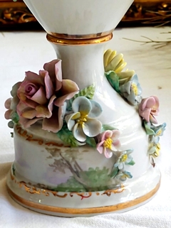 Imagen de Potiche en Porcelana con flores en relieve estilo Capodimonte
