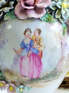 Potiche en Porcelana con flores en relieve estilo Capodimonte
