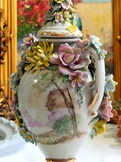 Potiche en Porcelana con flores en relieve estilo Capodimonte - comprar online