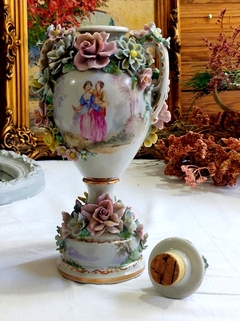Potiche en Porcelana con flores en relieve estilo Capodimonte - comprar online