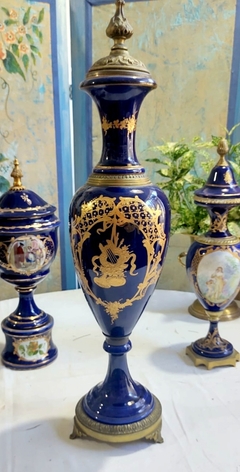 Imagen de Gran Anfora potiche Francesa en Porcelana Azul Cobalto y detalles en Bronce