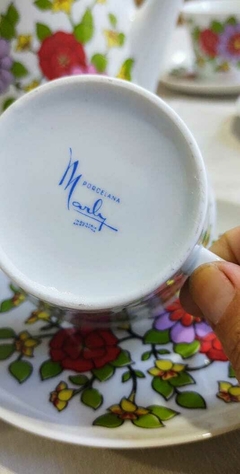 Imagen de Juego de Te en Porcelana Marly Lozadur de diseño Floral para 6 personas con faltante de un plato de te