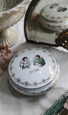 Alhajero en Porcelana Francesa con escena de Napoleon y Josefina lo en internet