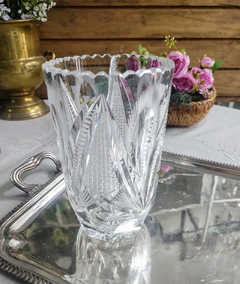 Florero de cristal tallado detalle de rotura en el borde - comprar online