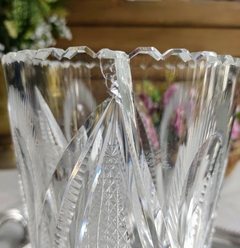 Florero de cristal tallado detalle de rotura en el borde en internet