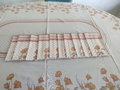 Imagen de Mantel Oval con 10 servilletas marca Dalmata modelo Festival en caja original usado
