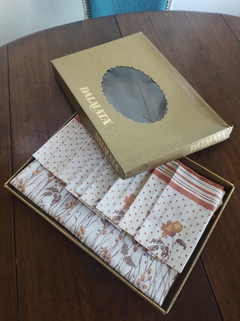 Mantel Oval con 10 servilletas marca Dalmata modelo Festival en caja original usado