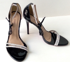 1621308 P SANDALIA SOLA FINA SALTO FINO COM STRASS VERNIZ PRETO - comprar online