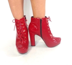 940066 G BOTA CANO CURTO COTURNO SALTO GROSSO VERNIZ VERMELHO - comprar online