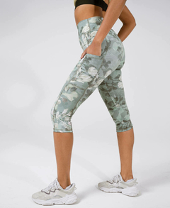 Calza Capri Con Bolsillos Verde Estampada - YAGÉ