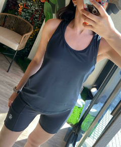 Musculosa Deportiva Gris Topo Mujer - YAGÉ