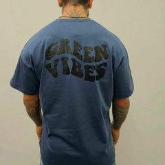 Remera over green azul