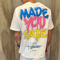 Remera over Smile blanca