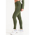 Calza larga verde militar para mujer, ajustada y cómoda, ideal para actividades deportivas.