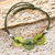 collar de mujer hecho a mano con dijes de vidrio color verde oliva y cordones de cuero a tono