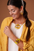 Look color amarillo con accesorios hechos a mano