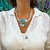 Collar de mujer con medallón de vidrio color arena y turquesa