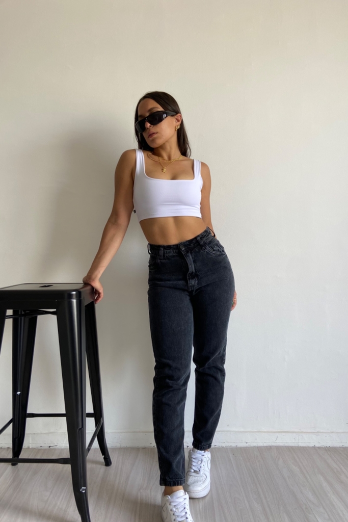 Calça Mom Jeans (preta estonada) - Comprar em CHICA