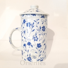Taza tetera flor azul fondo blanco - comprar online