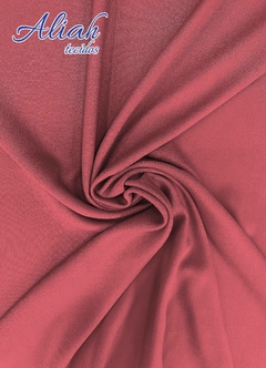 Tecido de Viscose Sarjada. Largura: 1,40m Gramatura: 150 g/m². Composição: 100% Viscose. A Viscose Sarjada é um tipo de viscose com maior gramatura e com trama na diagonal que dá o nome Sarjada. Por ser mais encorpada ela amassa menos que a viscose comum 