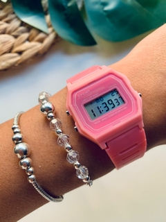 Reloj retro digital rosa bebe