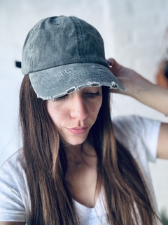 Gorra gastada con roturas - comprar online