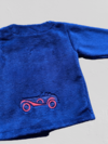 Campera "Old Bunch" - Azul, de peluche, con botones, con auto atrás, en rojo y azul - Lupeluz