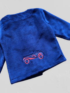 Imagen de Campera "Old Bunch" - Azul, de peluche, con botones, con auto atrás, en rojo y azul