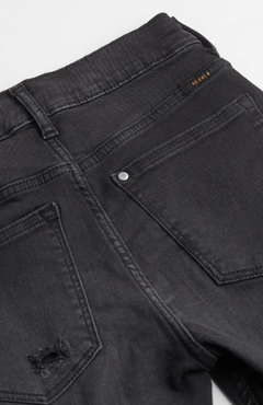 Short "H&M" - De jean elastizado negro desgastado con roturas - tienda online