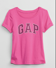 Remera "GAP". Fucsia con logo estampado