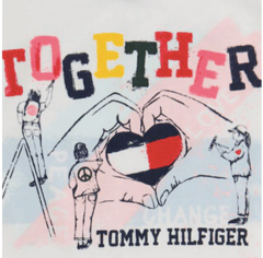 Remera "Tommy Hilfiger". Blanca con estampas de colores - comprar online