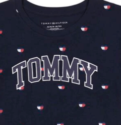 Remera "Tommy Hilfiger". Azul con logos estampados y nudo - comprar online