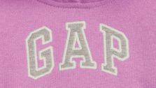Buzo "Gap". Canguro lila, con logo bordado en gris y blanco - comprar online