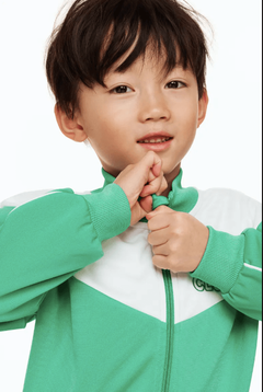 Campera "H&M". Big Boy- Tela deportiva verde y blanca con frisa - Lupeluz